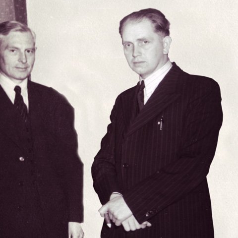 Keflavíkursamningurinn kostaði Nýsköpunarstjórnina lífið, því  sósíalistar neituðu að sætta sig við nokkra málamiðlun varðandi hersetuna. Stjórnin sprakk því í október 1946 og voru það Ólafi sár vonbrigði. Langvinn stjórnarkreppa fylgdi. Mynd: Brynjólfur Bjarnason og Áki Jakobsson voru fulltrúar Sósíalistaflokksins í Nýsköpunarstjórninni.