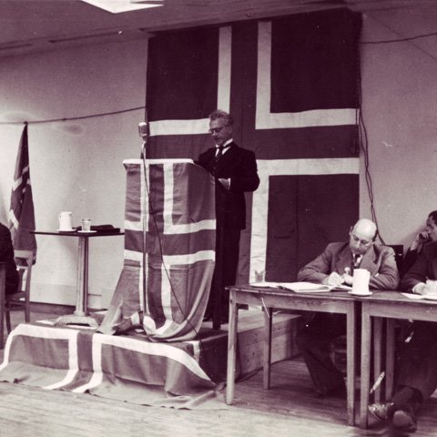 Þátttaka Íslands í Atlantshafsbandalaginu (NATO) komst á dagskrá 1948. Þótt Ólafur sæti ekki í ríkisstjórn, lét hann þetta mál mjög til sín taka í ræðu og riti og færði rök fyrir því að friður og öryggi, ekki aðeins Íslands heldur einnig nágrannaþjóðanna, sé háð því að Ísland axli sína ábyrgð með því að taka þátt í varnarsamstarfi vestrænna þjóða. Mynd: Ólafur á landsfundi Sjálfstæðisflokksins.