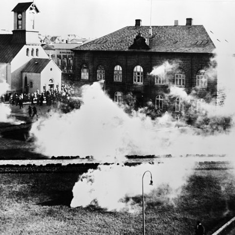 Þjóðin skiptist í stríðandi fylkingar í afstöðunni til NATO. Þegar samningurinn var samþykktur á Alþingi 1949 logaði Austurvöllur í átökum.