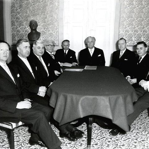 Fimmta og síðasta ráðuneyti Ólafs Thors var Viðreisnarstjórnin, samsteypustjórn Sjálfstæðisflokks og Alþýðuflokks, sem sat í þrjú kjörtímabil frá 1959 til 1971.  Mynd: Forseti Íslands ásamt Viðreisnarstjórninni,  frá v. Gunnar Thoroddsen,  Ingólfur Jónsson, Bjarni Benediktsson, Ólafur Thors, Birgir Thorlacius ríkisráðsritari, Ásgeir Ásgeirsson forseti, Guðmundur Í. Guðmundsson, Emil Jónsson og  Gylfi Þ. Gíslason.