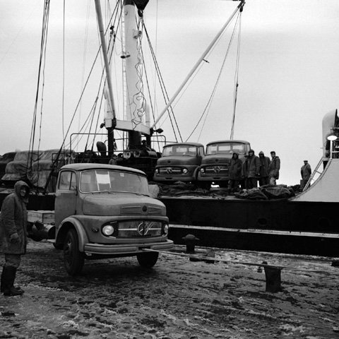 Viðreisnarstjórnin umbylti hagkerfinu með því að draga úr ríkisafskiptum og koma á auknu frjálsræði í viðskiptum, einkum varðandi innflutning.