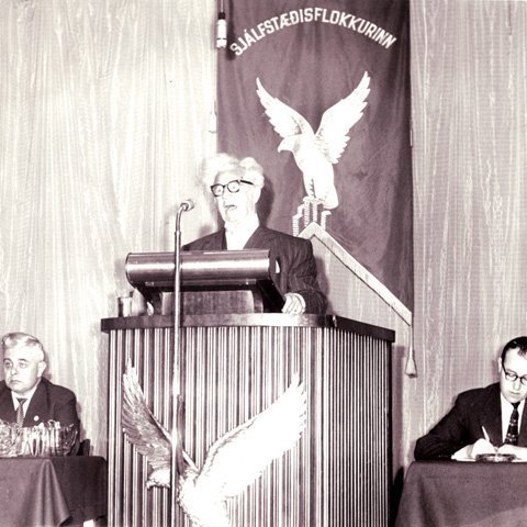 Þegar Viðreisnarstjórnin tók við völdum var Ólafur að nálgast sjötugt og hinn mikli erill farinn að reyna á, enda hafði hann aldrei verið heilsuhraustur. Á landsfundi Sjálfstæðisflokksins 1961 baðst Ólafur undan endurkjöri og tók Bjarni Benediktsson við formennsku flokksins.