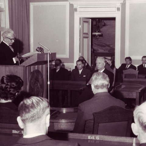 Heilsu Ólafs fór hrakandi og baðst hann lausnar sem forsætisráðherra síðla árs 1963. Bjarni Benediktsson tók við forsætisráðherraembættinu, en Ólafur hélt áfram þingmennsku árið sem hann átti ólifað. Hann lést á gamlársdag 1964.