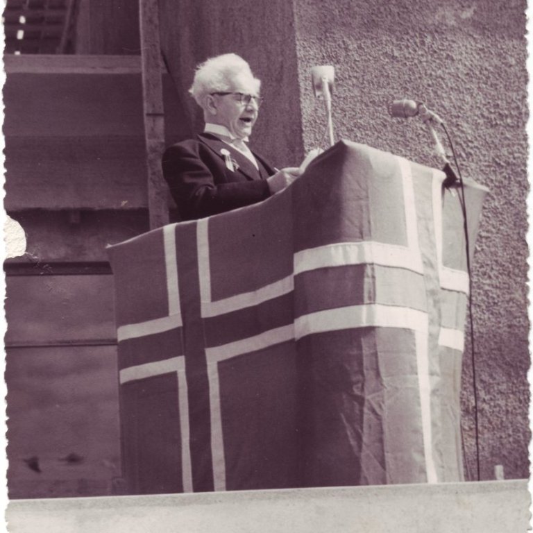 Ólafur Thors heldur ræðu við nýbyggingu DAS á sjómannadaginn.