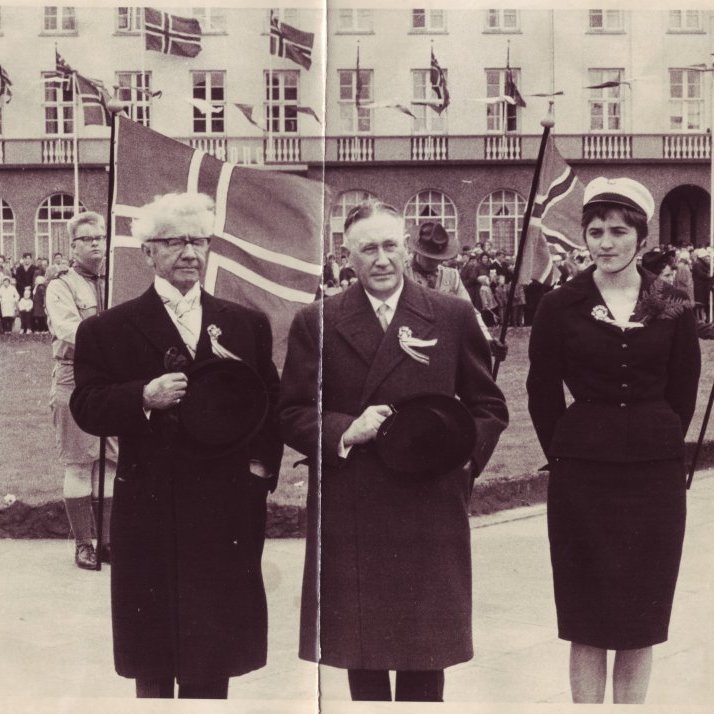 Ólafur Thors, óþekktur maður og stúdína á Austurvelli 17. júní 1961.