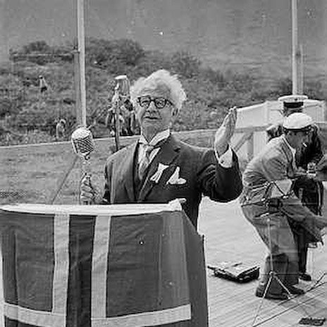 1950-1955. Ólafur Thors heldur þjóðhátíðarræðu í Þrastarskógi.