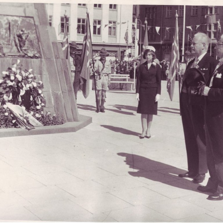 Ólafur Thors og Ásgeir Ásgeirsson á Austurvelli 17. júní 1961. Á bak við þá stendur nýstúdínan Sigríður Arnbjarnardóttir.
