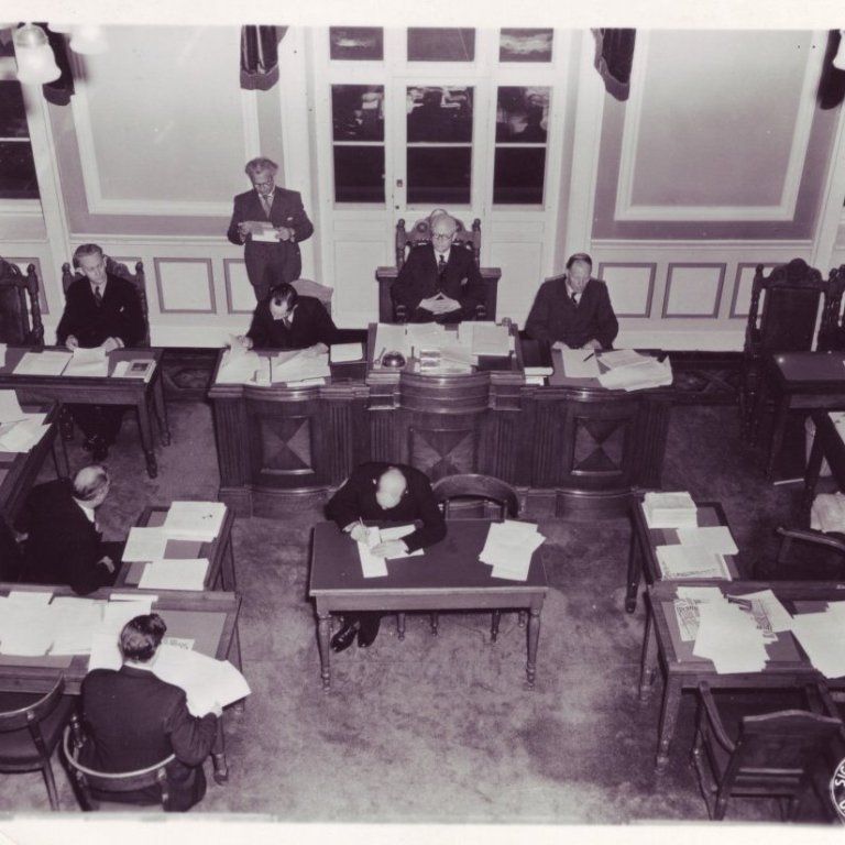 Á tíma Utanþingsstjórnarinnar 1943-44. Ólafur stendur við gluggann og yst til hægri má sjá Steingrím Aðalsteinsson og Vilhjálm Þór í stól utanríkisráðherra.