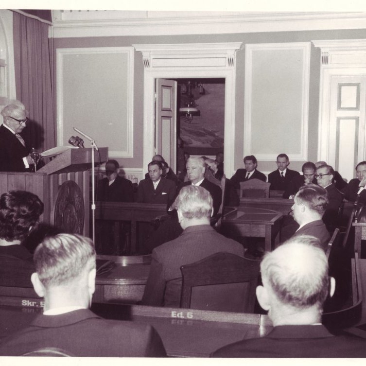 Setning Alþingis, Ólafur Thors í ræðustól, Ásgeir Ásgeirsson forseti hlýðir á. Yst til vinstri sést í hnakkann á Ragnhildi Helgadóttur. Fjær, frá vinstri: Skúli Guðmundsson, Friðjón Skarphéðinsson, Karl Guðjónsson, Jónas, Finnbogi Rútur Valdimarsson, Alfreð Gíslason (með gleraugu), Hermann Jónasson og Matthias Á. Matthiesen með hönd undir kinn.