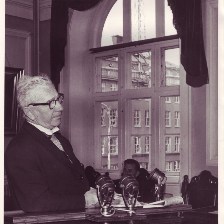 Ólafur Thors í ræðustól Alþingis um 1960. Emil Jónsson situr við gluggann.