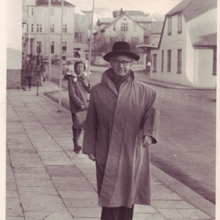 Ólafur Thors á leið í þingið 1963.