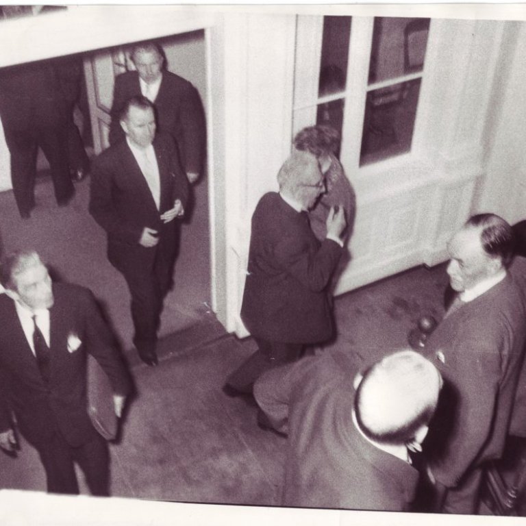 Ólafur Thors fær sér pípu í hléi.  Aftan við hann eru Lúðvík Jósepsson og Hannibal Valdimarsson, en yst til vinstri er Finnbogi Rútur Valdimarsson.