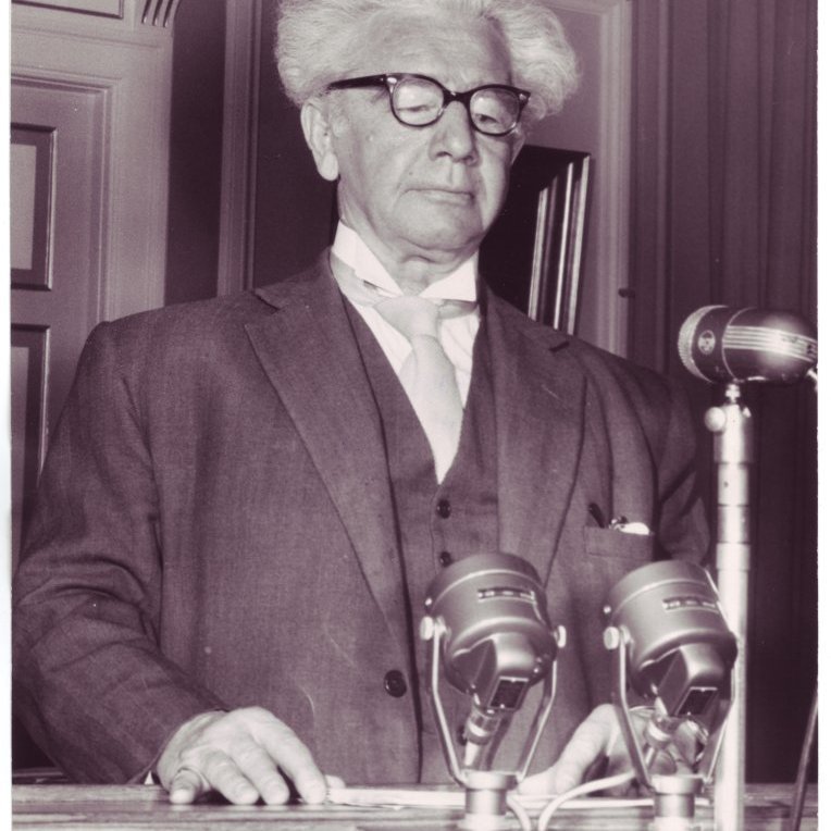 Ólafur Thors í ræðustól Alþingis um 1955.