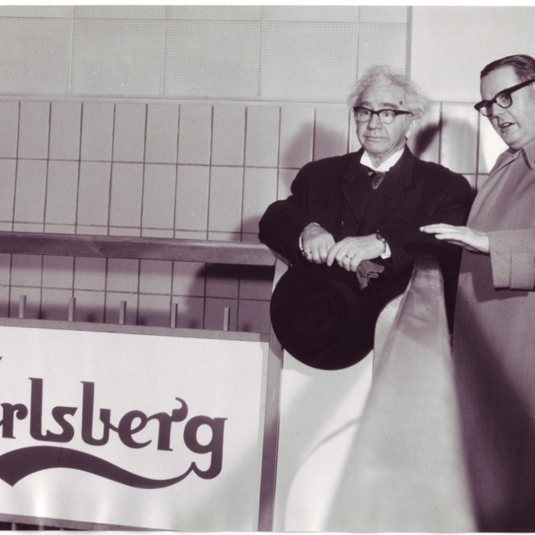 Ólafur Thors í skoðunarferð í Carlsberg verksmiðjunni í Kaupmannahöfn.