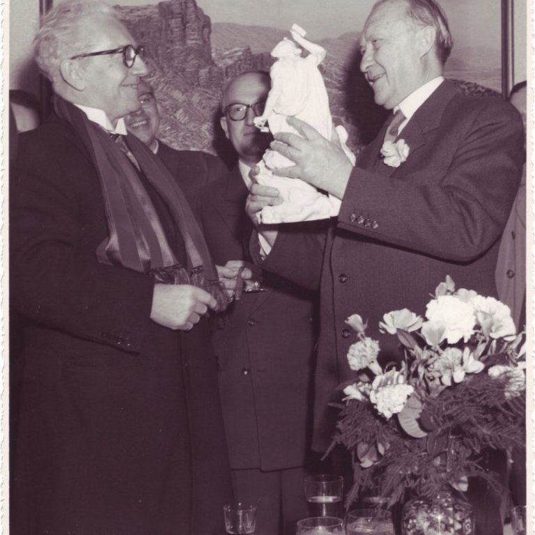 Konrad Adenauer færir Ólafi Thors gjöf.