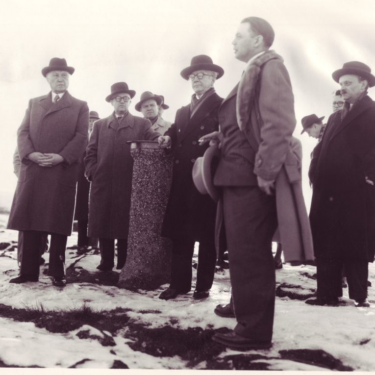 Bjarni Guðmundsson blaðafulltrúi segir gestum frá Þingvöllum í heimsókn Konrads Adenauers til Íslands. Adenauer lengst til vinstri en Ólafur Thors við hlið Bjarna.