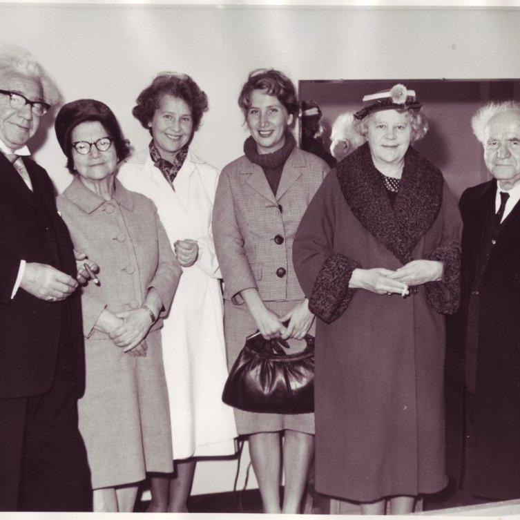 Ólafur Thors  og David Ben Gurion ásamt eiginkonum og dætrum sínum. Frá vinstri: Ólafur Thors, frú Ben Gurion, Marta Thors, dóttir Ben Gurion, Ingibjörg Thors, David Ben Gurion.