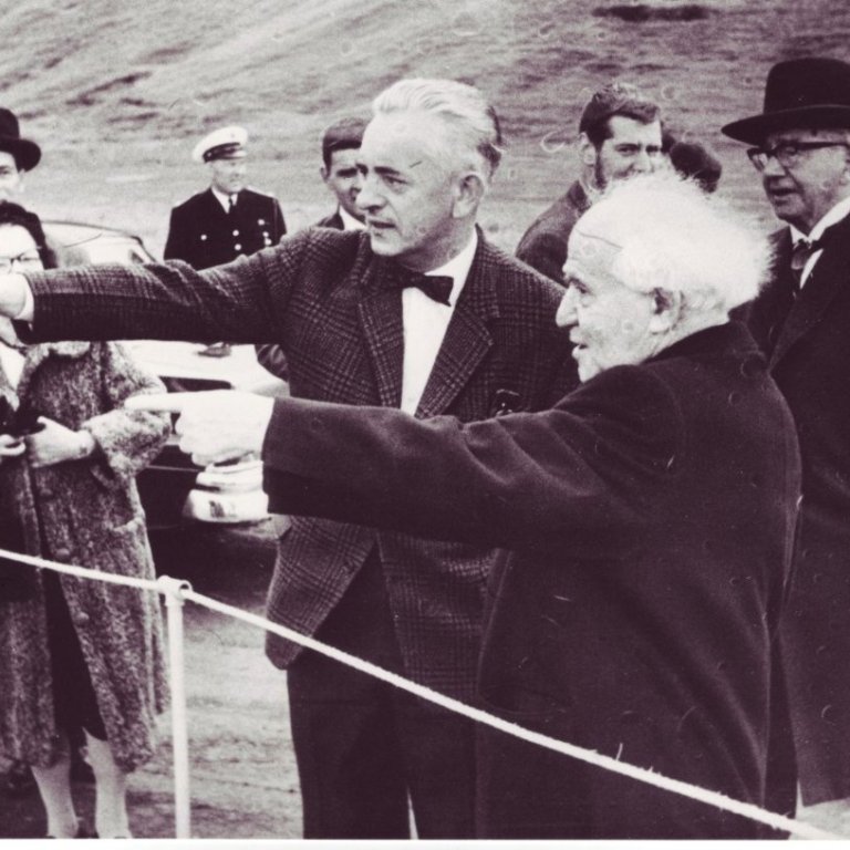 Heimsókn Davids Ben Gurion. Sveinn Einarsson verkfræðingur útskýrir Geysissvæðið fyrir gestunum. Yst til vinstri: Sigurjón Sigurðsson lögreglustjóri, frú Ben Gurion, yst til hægri er Ólafur Thors.