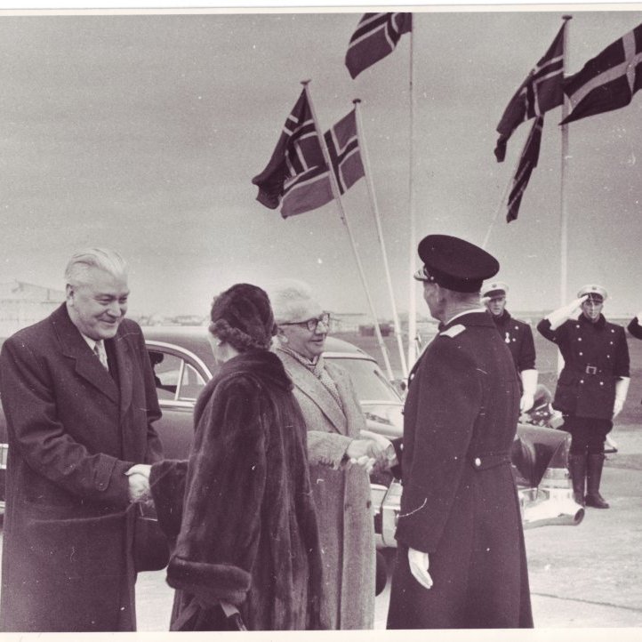 Ólafur Thors og Kristinn Guðmundsson taka á móti Friðriki Danakonungi og Ingiríði drottningu 1956.