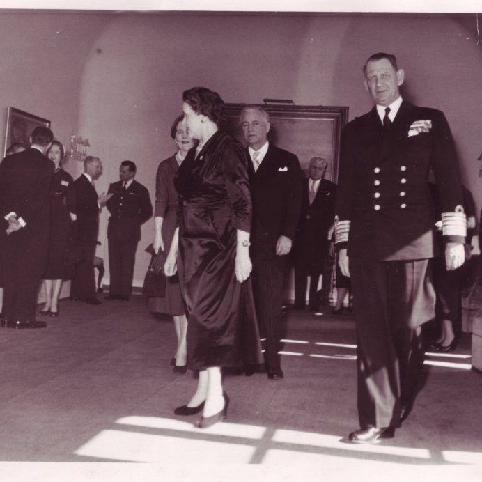 Á Bessastöðum 1956. Friðrik Danakonungur og frú Dóra Þórhalsdóttir forsetafrú, síðan Ingiríður drottning og Ásgeir Ásgeirsson forseti, yst til vinstri er Ólafur Thors en yst til hægri Sigurður Nordal og Kristinn Guðmundsson aftast í salnum.