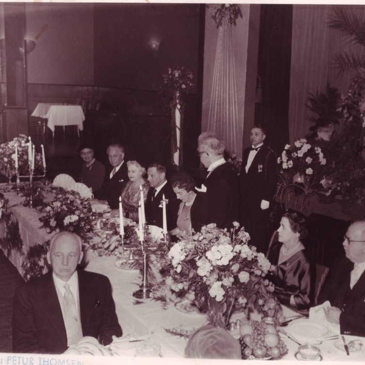 Veisla til heiðurs dönsku konungshjónunum, Ólafur Thors ávarpar heiðursgestina.