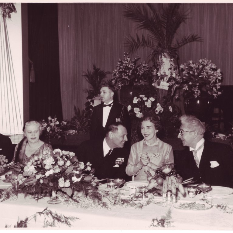 Ólafur Thors og Friðrik Danakonungur í hrókasamræðum, Ingiríður drottning skemmtir sér vel, Ingibjörg Thors og Ásgeir Ásgeirsson utar við borðið.