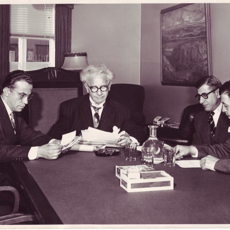 Ólafur Thors og Hörður Helgason með erlendum gestum.