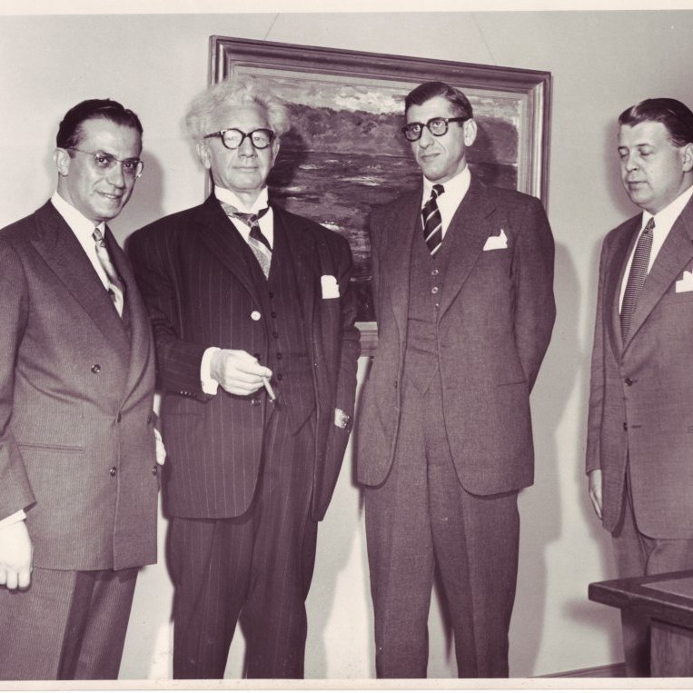 Ólafur Thors og Hörður Helgason með erlendum gestum.