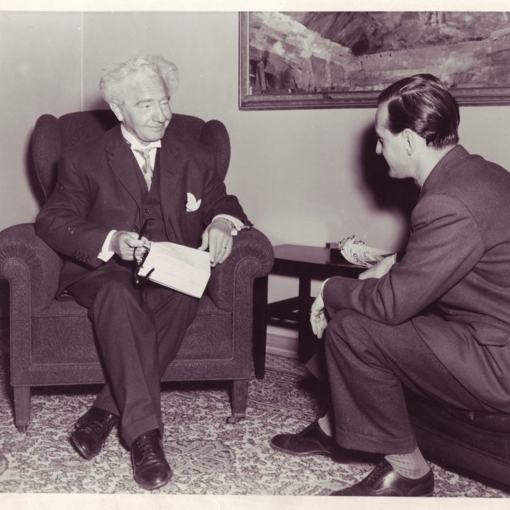 Ólafur Thors með erlendum blaðamanni.