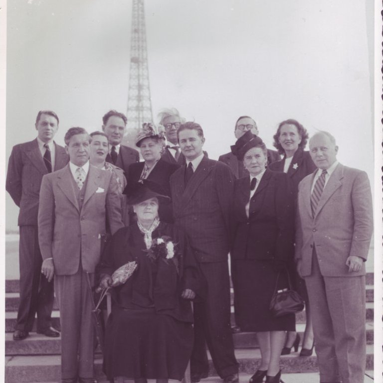 Á Allsherjarþingi SÞ í París 1948. Fremst situr frú Georgia Björnsson forsetafrú, Standandi frá vinstri: Bjarni Guðmundsson, Thor Thors, Magnea Magnúsdóttir, Hermann Jónasson, Ingibjörg Thors, Ólafur Thors, Pétur Benediktsson, Valtýr Stefánsson, Kristín Jónsdóttir, óþekkt kona og Kristján Albertsson.