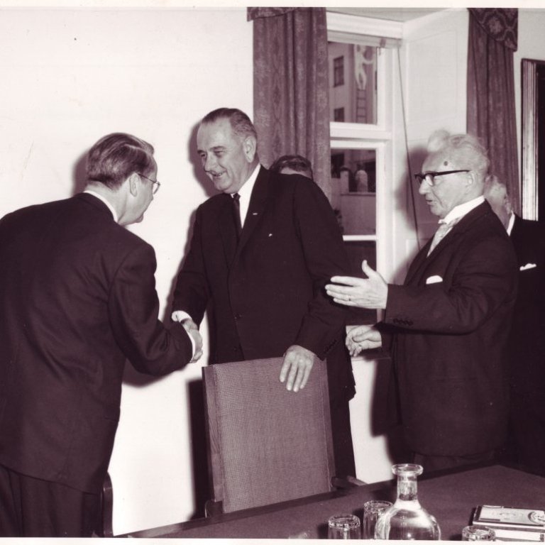 Ólafur Thors kynnir Lyndon B. Johnson Bandaríkjaforseta og Gylfa Þ. Gíslason.