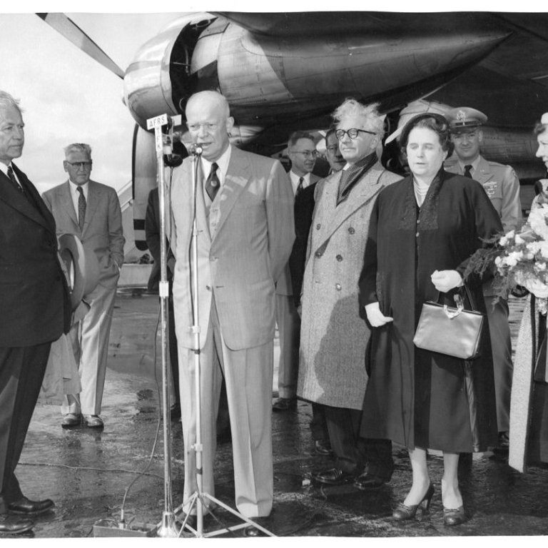 Dwight Eisenhower Bandaríkjaforseti kemur við á Íslandi. Frá vinstri: Ásgeir Ásgeirsson, óþekktur, Dwight Eisenhower, óþekktur, Ólafur Thors, frú Dóra Þórhallsdóttir, frú Eisenhower (?).