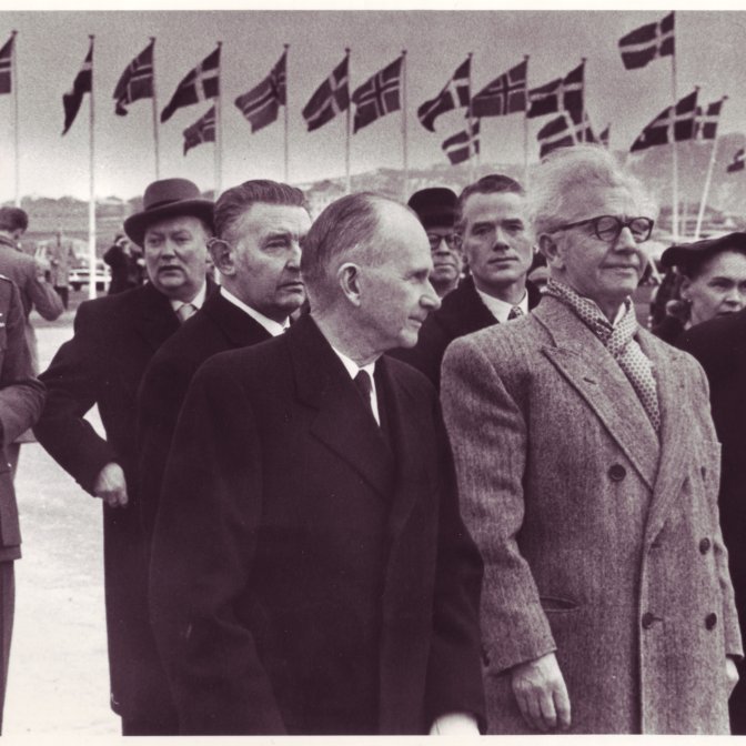 Norrænir fyrirmenn í heimsókn 1956, frá vinstri: Birgir Thorlacius, Agnar Kofoed Hansen, Hörður Bjarnason, Sigurður Nordal, gestur, Ólafur Thors, á bak við hann ókunnur, Gígja Björnsson yst til hægri.