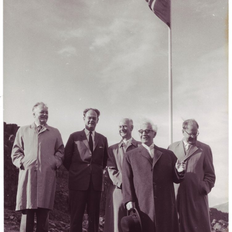 Norrænir forsætisráðherrar á Þingvöllum frá vinstri: Finnski ráðherrann, Viggo Kampman (D), Einar Gerhardsen (N), Ólafur Thors og Tage Erlander (S).