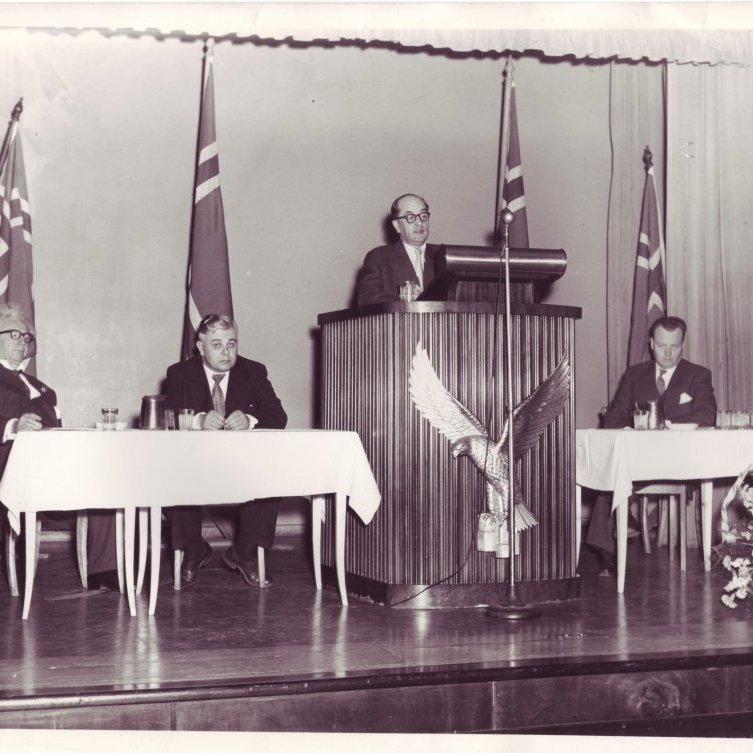 Á landsfundi í Sjálfstæðishúsinu. Frá vinstri: Ólafur Thors, Bjarni Benediktsson, Eyjólfur Jóhannsson í Mjólkurfélaginu í ræðustól og ritari er Jónas Rafnar.