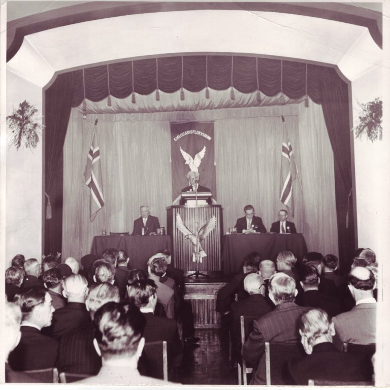 Ólafur Thors í ræðustól á Landsfundi Sjálfstæðisflokksins 1959 (?) Jón Pálmason frá Akri er fundarstjóri, en Alfreð Gíslason og Magnús Jónsson frá Mel ritarar.