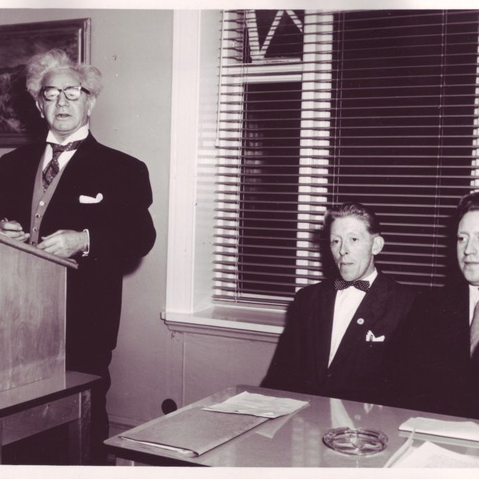 Á fundi um landbúnaðarmál sem Samband ungra Sjálfstæðismanna stóð fyrir. Ólafur Thors í ræðustól, Gunnar Sigurðsson á Seljabrekku er ritari og Ásgeir Pétursson formaður SUS fundarstjóri.