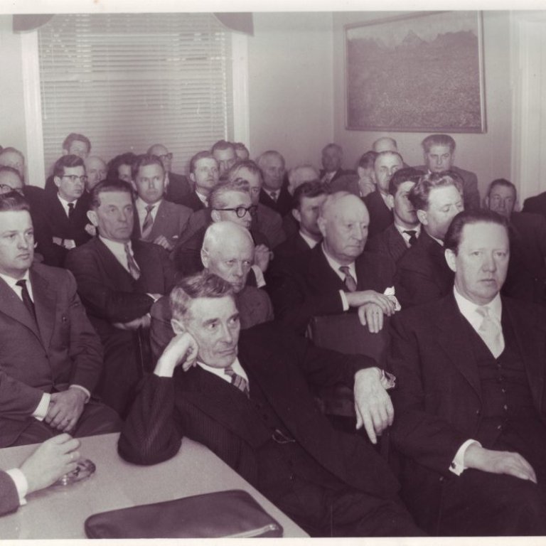 Fundur á vegum Sjálfstæðisflokksins í húsnæði VR. Í fremstu röð frá vinstri: Jón Sigurðsson á Reynistað, og Gunnar Thoroddsen. Önnur röð: Óttarr Möller, Ingólfur Flygenring , Jóhann Þ. Jósepsson, Ásgeir Pétursson, Alfreð Gíslason og Sigurður Ágústsson. Þriðja röð frá vinstri: Ásgeir Sigurðsson skipstjóri, Hallgrímur Hallgrímsson í Shell, Thor Ó Thors, Eyjólfur Konráð Jónsson og Hafsteinn Baldursson. Aftar eru Páll S. Pálsson, Þór Vilhjálmsson og Ragnhildur Helgadóttir; Einar Sigurðsson sést á milli þeirra en Þorvaldur Garðar Kristjánsson framan við Ragnhildi og Geir Hallgrímsson við hlið hennar. Yst við vegginn hægra megin situr Sveinn Benediktsson og Stefán Jónsson vinstra megin við hann, en aftast í horninu situr Gísli Jónsson frá Bíldudal.