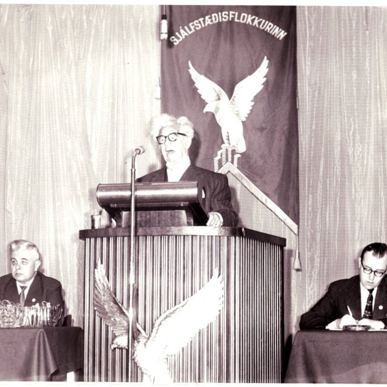 Á Landsfundi. Ólafur Thors í ræðustól, Bjarni Benediktsson fundarstjóri til vinstri, óþekktur ritari til hægri.