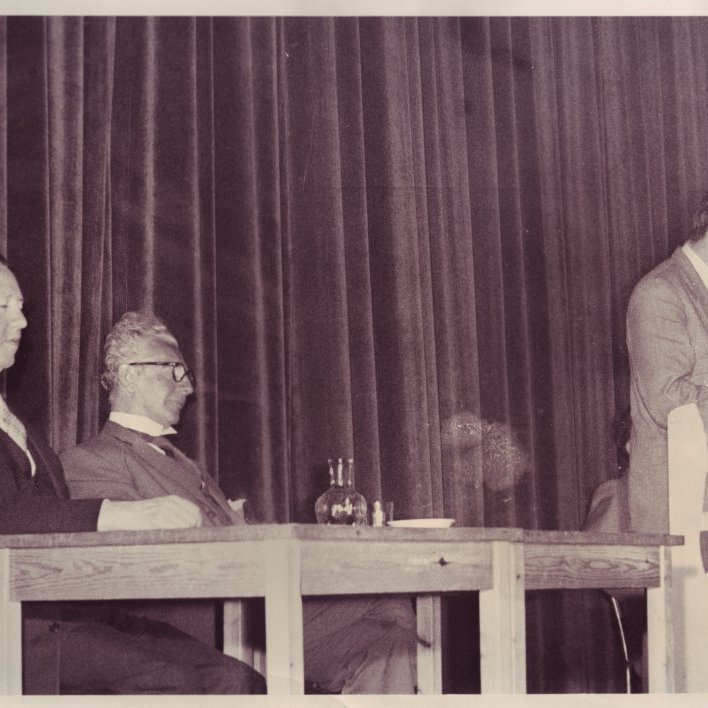 Gunnar Thoroddsen, Ólafur Thors og óþekktur Keflvíkingur í ræðustól.