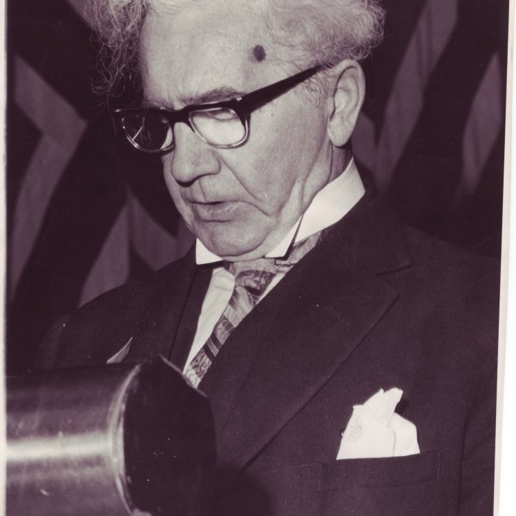 Ólafur Thors gluggar í minnispunkta.