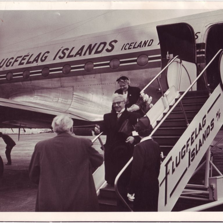 Vígsluflug Gullfaxa. Ólafur og Ingibjörg Thors stíga frá borði og heilsa þýska sendiherranum.