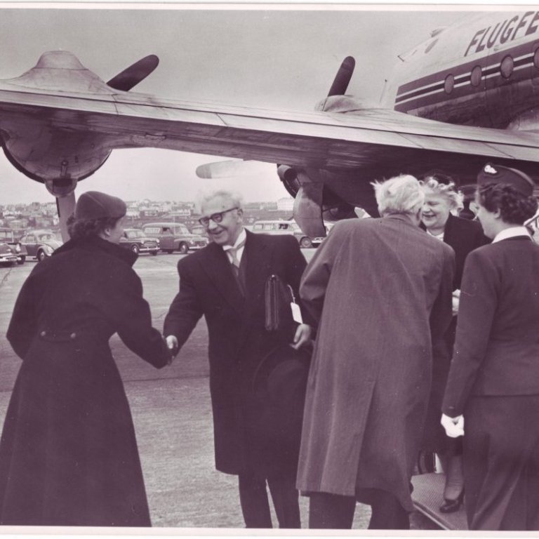 Ólafur og Ingibjörg Thors heilsa þýsku sendiherrahjónunum við komu Gullfaxa til landsins.