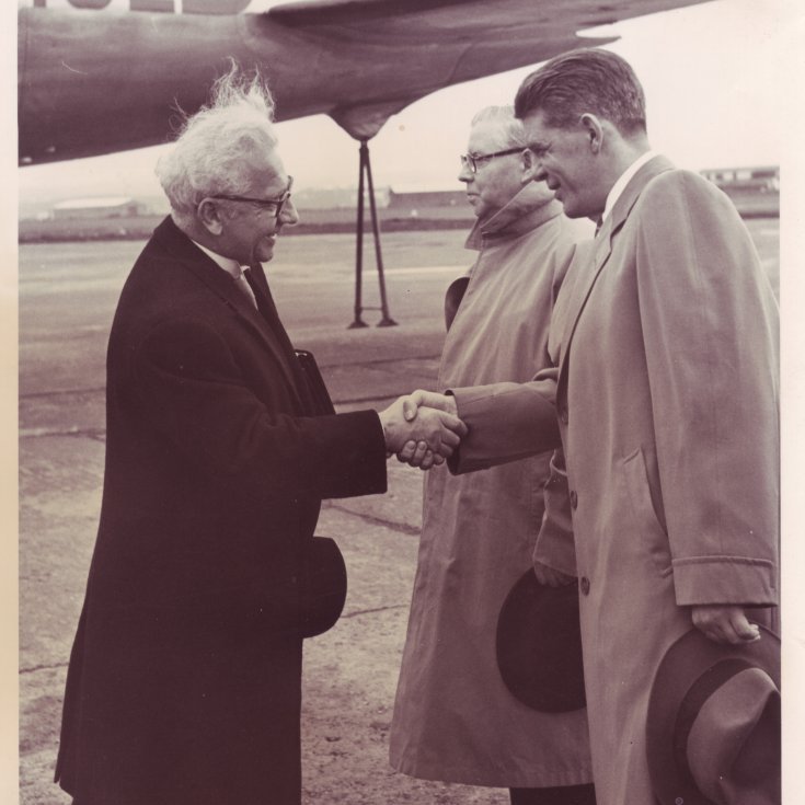 Tekið á móti Gullfaxa. Ólafur Thors heilsar Erni Johnsson og Guðmundi Vilhjálmssyni.