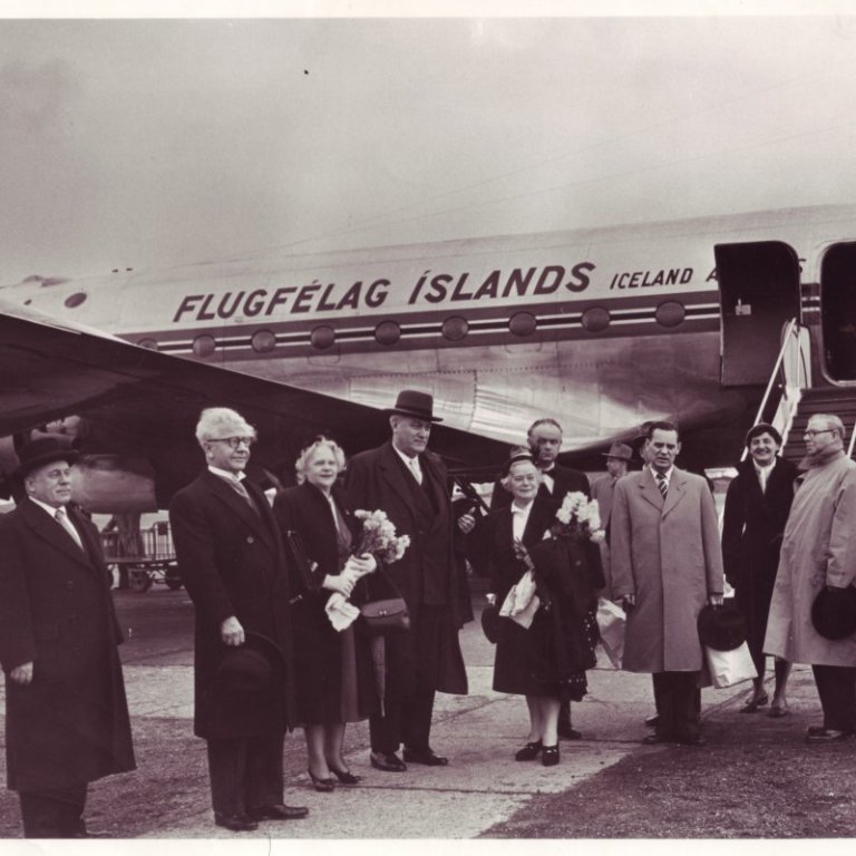 Tekið á móti Gullfaxa, frá vinstri: Kristján Albertsson, Ólafur og Ingibjörg Thors, Kristinn Guðmundsson utanríkisráðherra og frú, Birgir Thorlacius ráðuneytisstjóri, Henrik Sv. Björnsson sendiherra, þýska sendiherrafrúin, Guðmundur Vilhjálmsson, Örn Johnson.