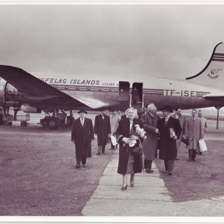 Tekið á móti Gullfaxa. Fremst á myndinni er Ingibjörg Thors en aftan við hana eru Kristján Albertsson, þýski sendiherrann og Ólafur Thors.