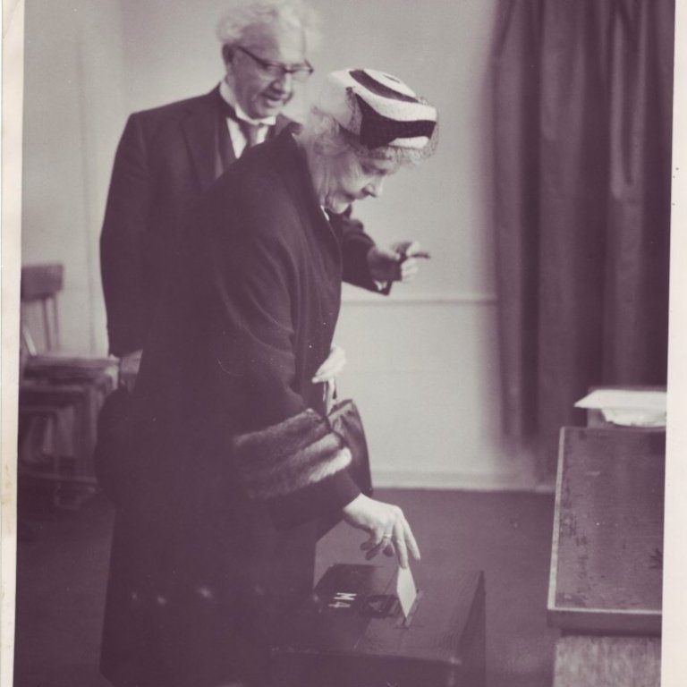 Ingibjörg og Ólafur Thors á kjörstað.