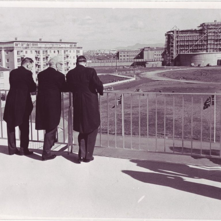 Horft frá Melaskóla yfir að Hóteli Sögu, Emil Jónsson, Ólafur Thors og Guðmundur Í. Guðmundsson.