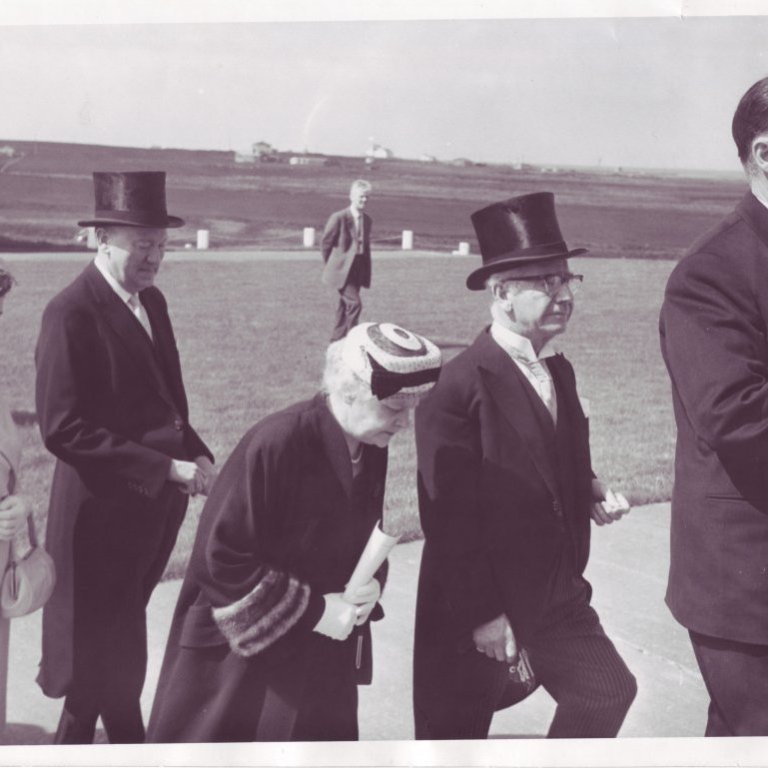 Á leið í móttöku á Bessastöðum Ólafur og Ingibjörg Thors, aftan við þau Rósa og Guðmundur Í. Guðmundsson.