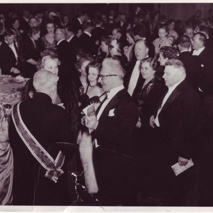 Veisla til heiðurs sr. Friðriki Friðrikssyni sjötugum. Ingibjörg, Margrét og Ólafur Thors á spjalli við afmælisbarnið. Aftan við þau eru Þorsteinn M. Jónsson og Sigurður Ágústsson og frú.